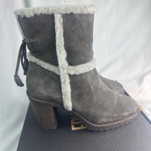 New Frye Jen Genuine Shearling Lined Water Resistant gray Size 9.5M